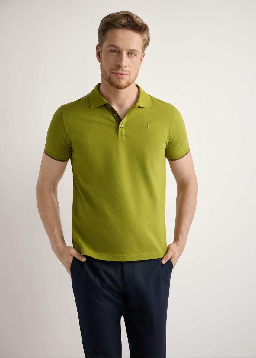 Oliwkowa koszulka polo z bawełny POLMT-0045B-8E(W26), widok produktu z przodu na modelu. Widoczna połowa sylwetki.