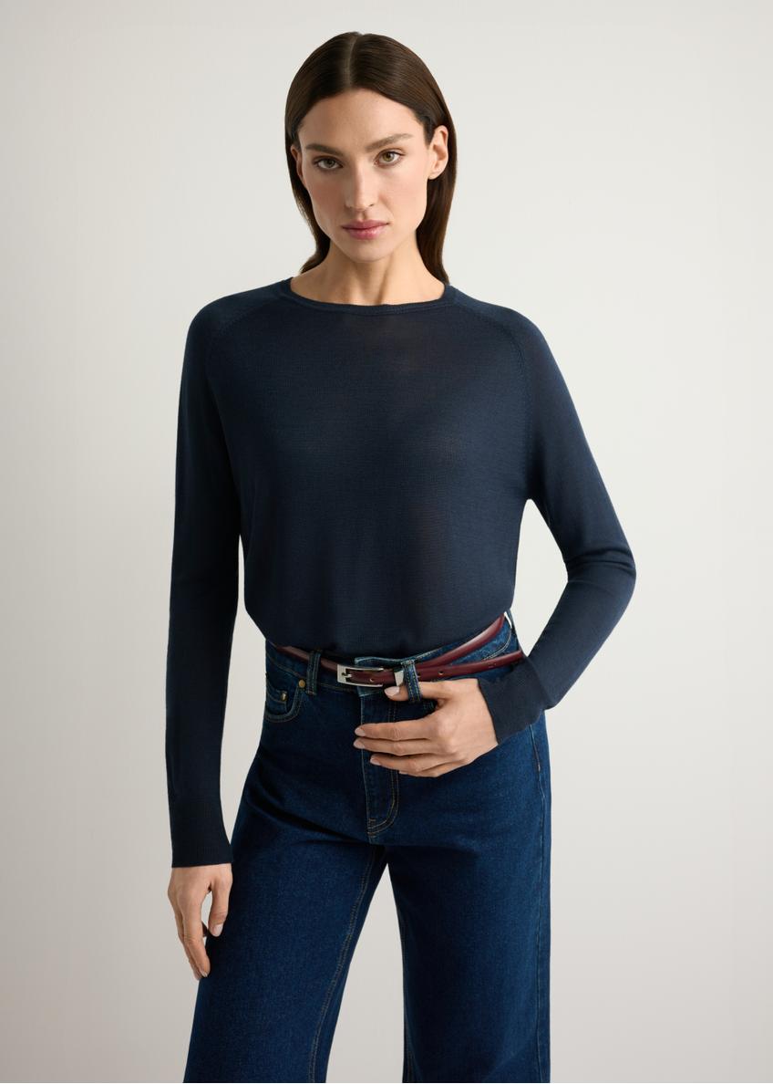 Cienki granatowy sweter damski SWEDT-0257-7E(W26), widok produktu od przodu na modelce, widoczna połowa sylwetki.
