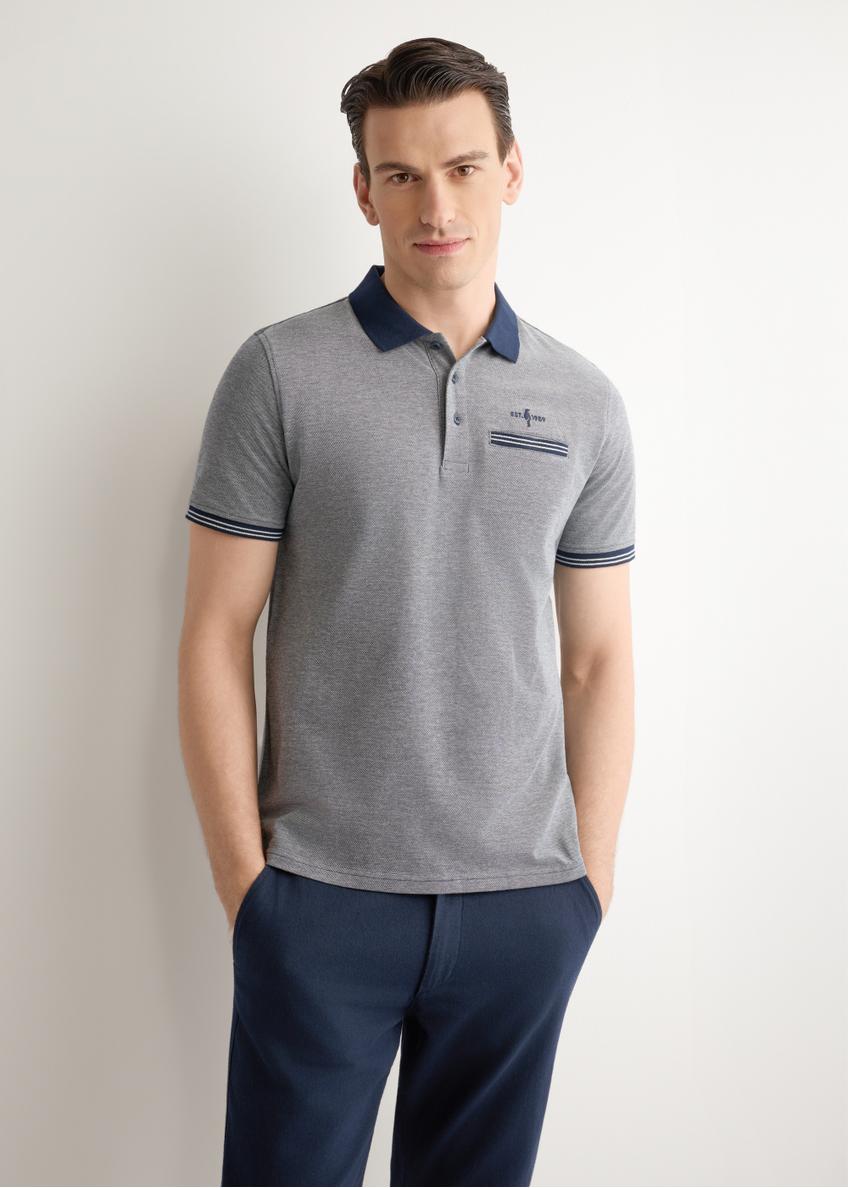 Granatowa koszulka polo męska POLMT-0068-7E(W26), widok produktu z przodu na modelu. Widoczna połowa sylwetki.