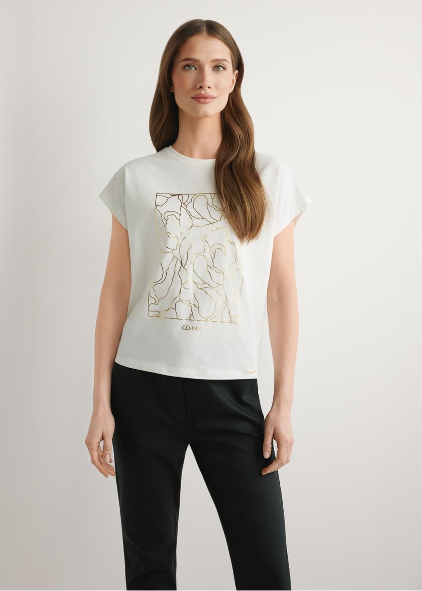 Kremowy T-shirt damski ze złotym nadrukiem TSHDT-0162-0B(W26), widok produktu z przodu na modelce. Widoczna połowa sylwetki.