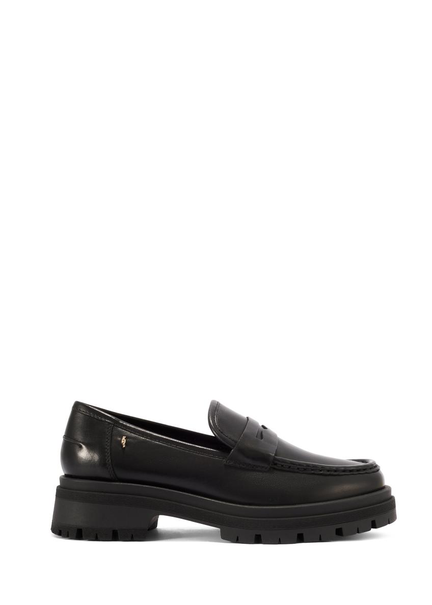 Czarne skórzane loafersy damskie BUTYD-1069-99(W26) - widok produktu z boku, na białym tle.