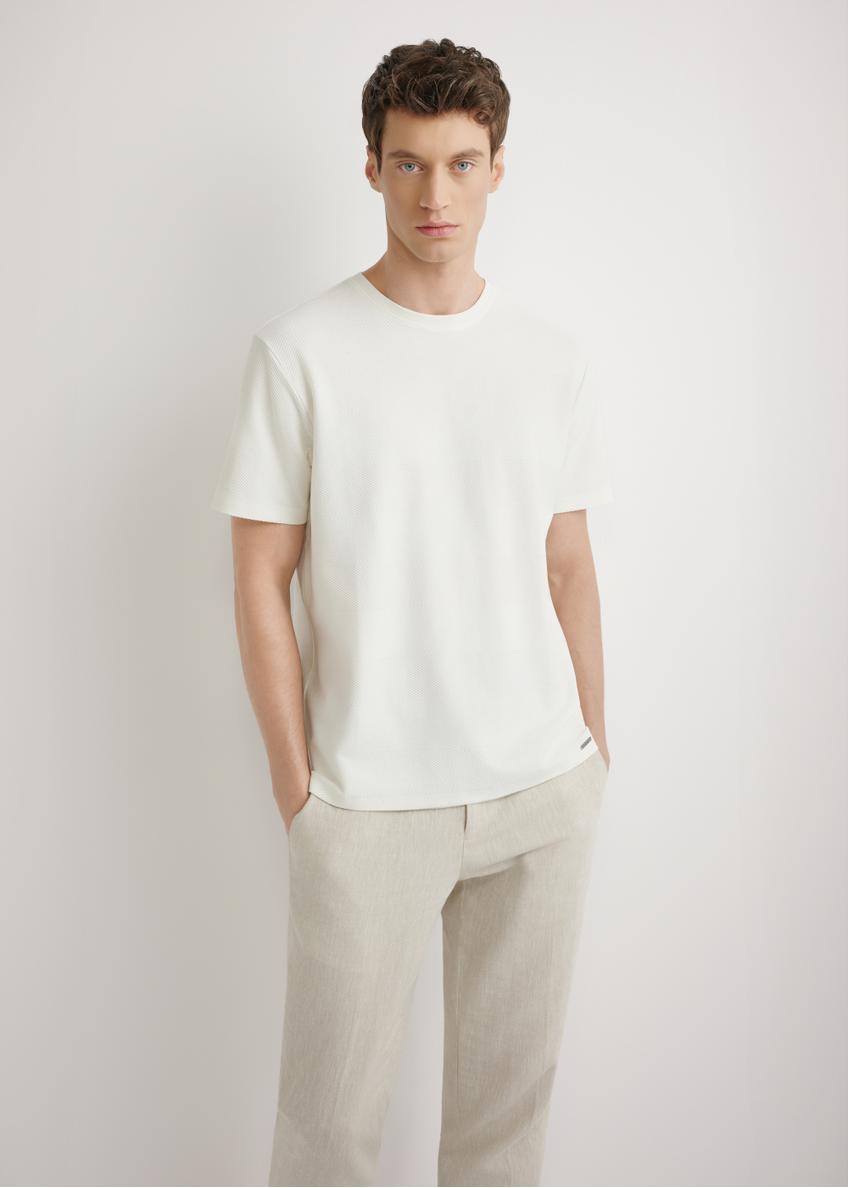 Kremowy prążkowany t-shirt męski TSHMT-0142-0B(W26) - widok produktu z przodu, na modelu, na jasnym tle. Widoczna sylwetka do połowy.