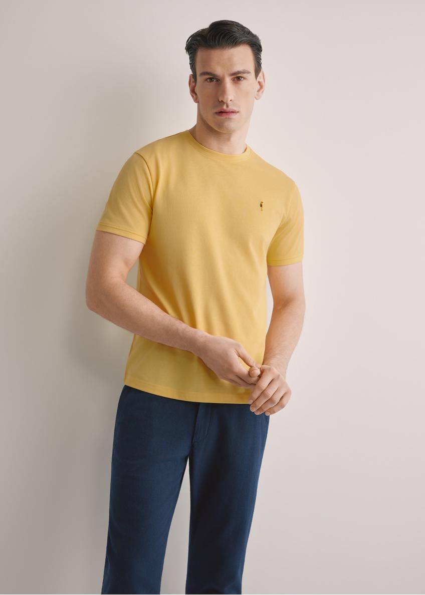 Żółty bawełniany t-shirt męski TSHMT-0136-2B(W26), widok produktu z przodu na modelu. Widoczna połowa sylwetki.