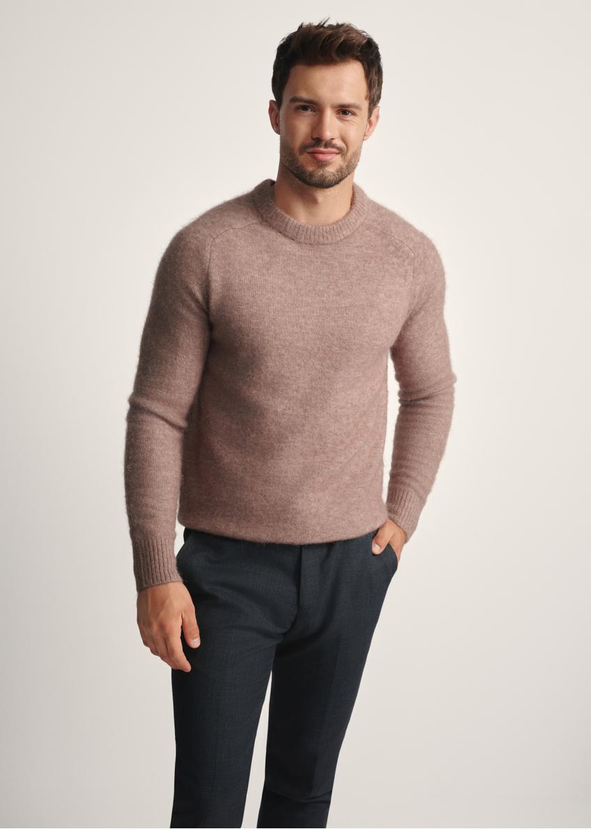 Camelowy sweter męski z wełną SWEMT-0171-24(Z25), widok produktu z przodu na modelu. Widoczna połowa sylwetki.