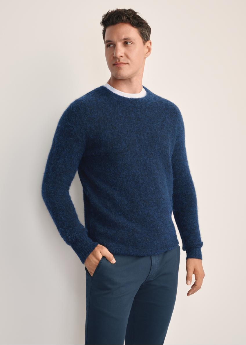 Granatowy sweter męski z wełną SWEMT-0171-68(Z25), widok produktu z przodu na modelu. Widoczna połowa sylwetki.