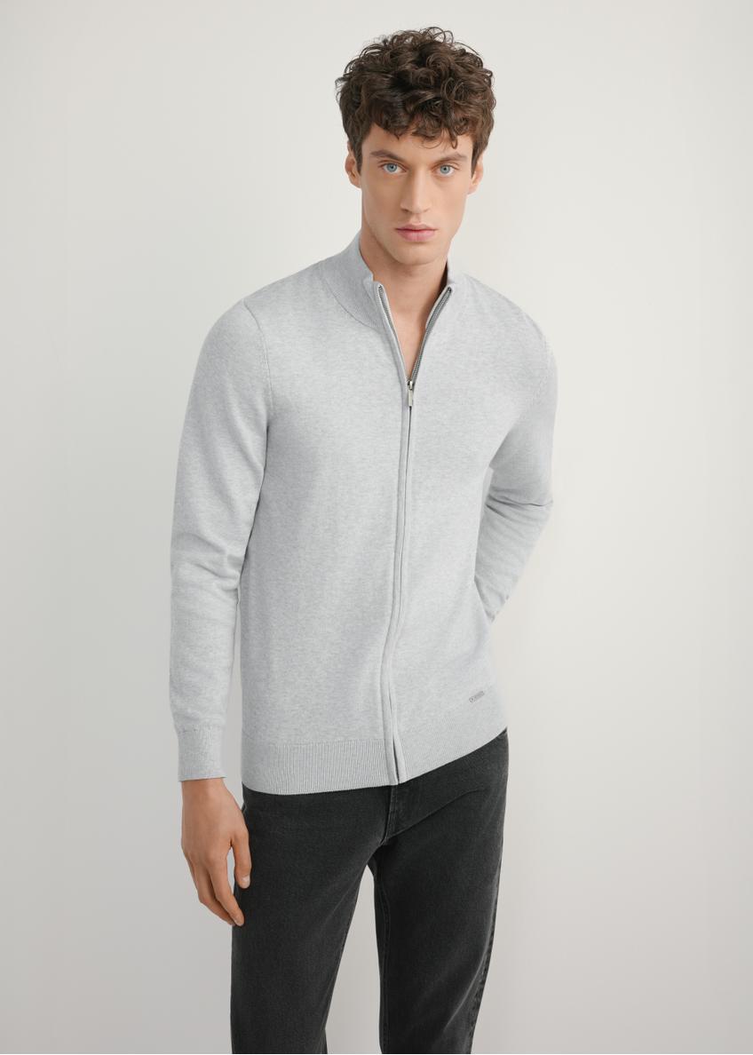 Jasnoszary sweter męski z suwakiem SWEMT-0190-9A(W26), widok produktu z przodu na modelu. Widoczna połowa sylwetki.